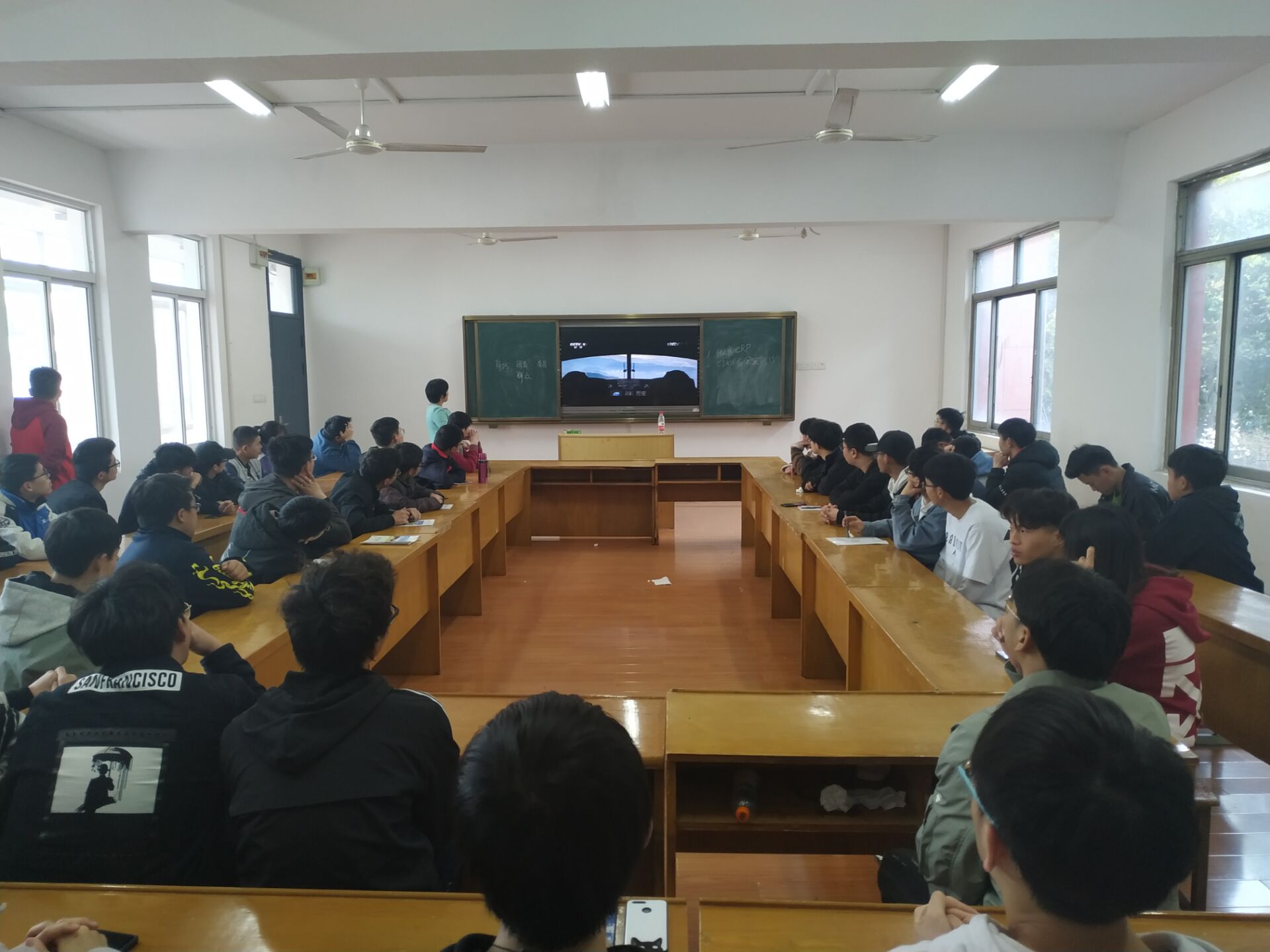 弘揚民族精神，奏響愛國樂章