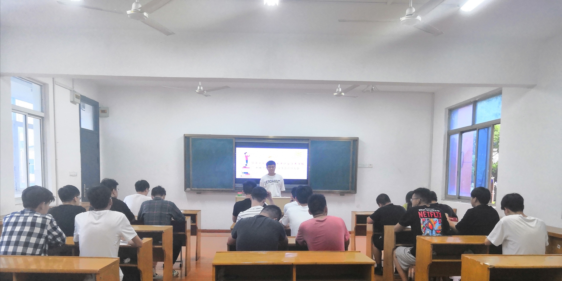 機(jī)械工程學(xué)院召開學(xué)生會干部總結(jié)會議