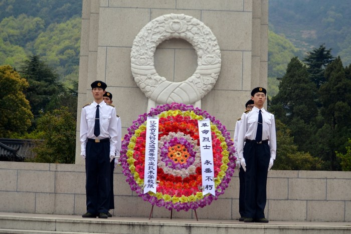 緬懷革命先烈 弘揚民族精神 ——我校組織團員青年到無錫市革命烈士陵園開展祭掃活動