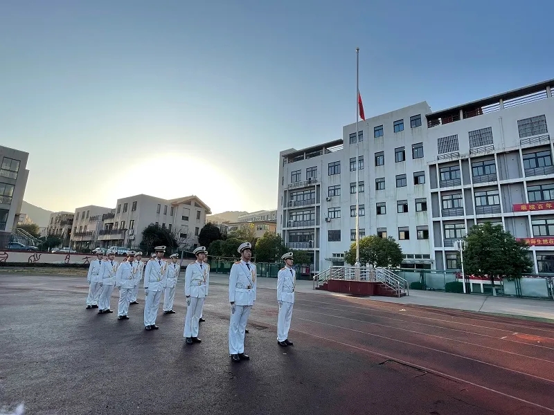 學(xué)校舉行紀(jì)念“南京大屠殺死難者國家公祭日”主題升旗儀式