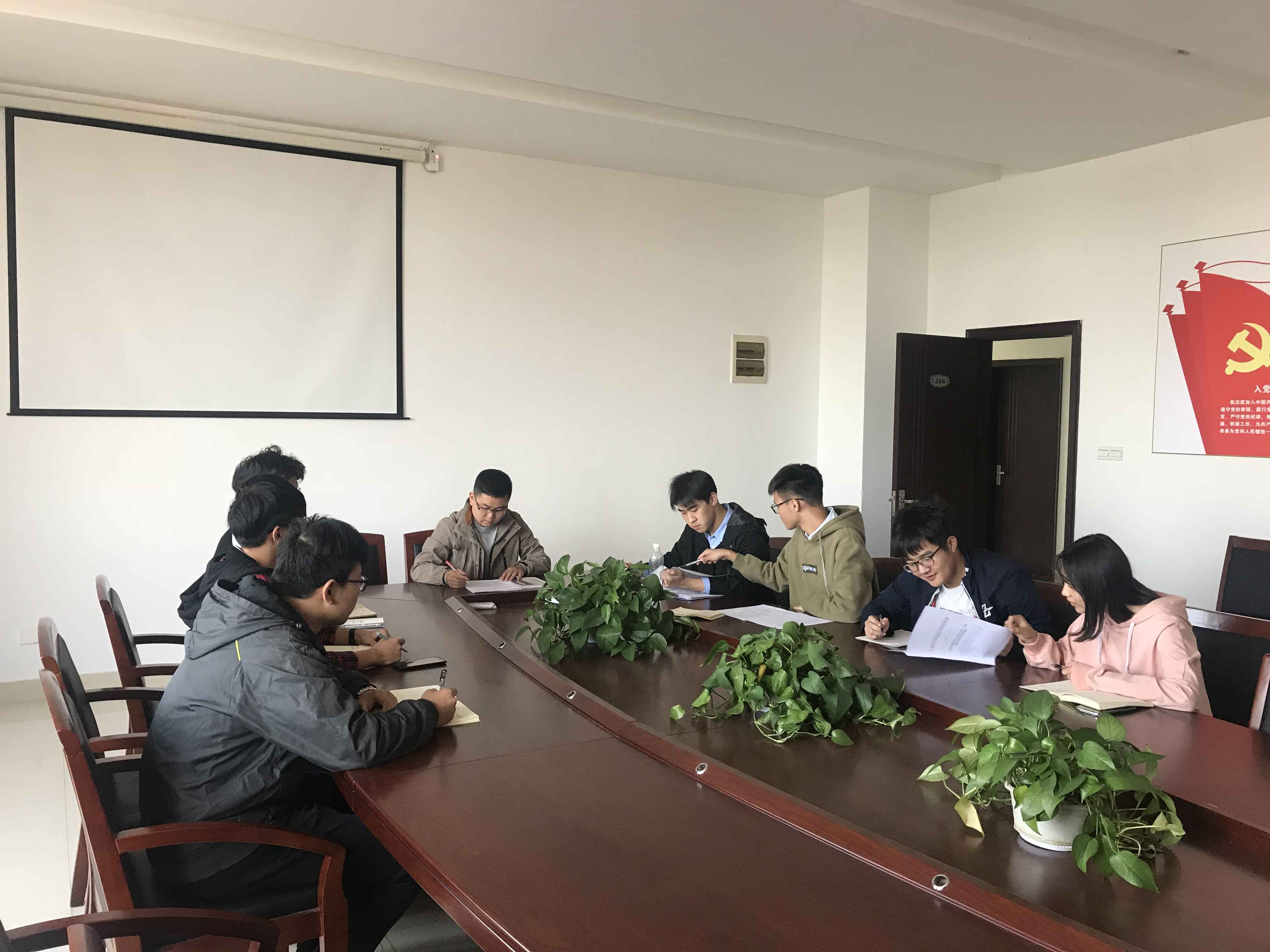 信息管理學(xué)院“喜迎建校六十周年校園文化藝術(shù)活動(dòng)”方案討論會(huì)圓滿結(jié)束