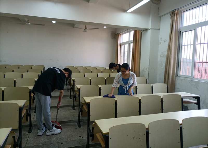 以心迎新，同心起航 ——信息管理學院組織師生共同打掃教室衛(wèi)生