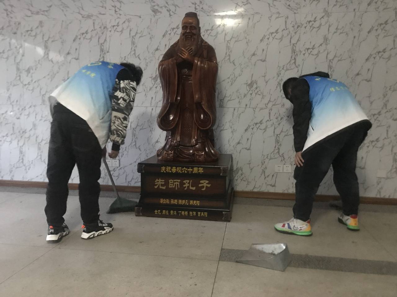 信息管理學(xué)院開展學(xué)雷鋒志愿服務(wù)活動(dòng)月之清理學(xué)院衛(wèi)生角